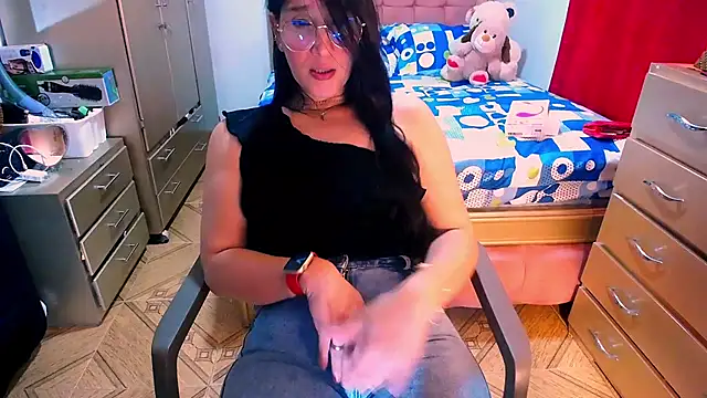 Snapshot of BitterMomXxx chatting on February 8, 2025, 1:11 am BitterMomXxx online show from February 8, 2025, 1:11 am