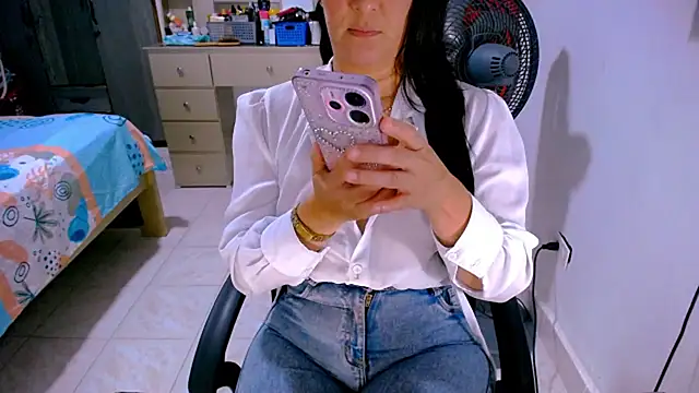 BitterMomXxx online show from June 26, 2026, 4:00 pm