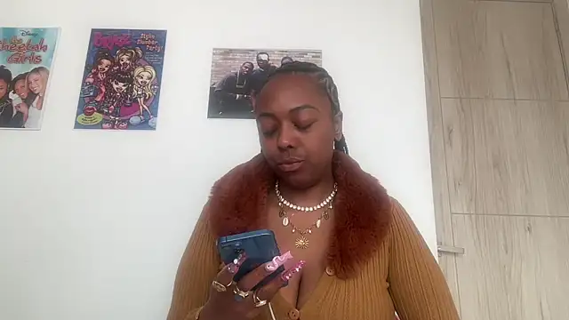 ChocolateCakeQueen online show from May 17, 2026, 2:13 pm