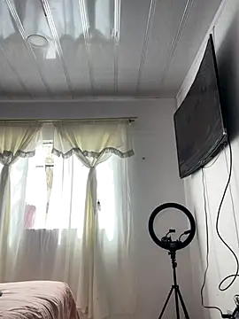 Snapshot of hannahb-e chatting on October 21, 2025, 3:35 pm hannahb-e online show from October 21, 2025, 3:35 pm