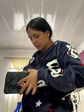 Snapshot of hannahb-e chatting on December 1, 2025, 6:13 pm hannahb-e online show from December 1, 2025, 6:13 pm