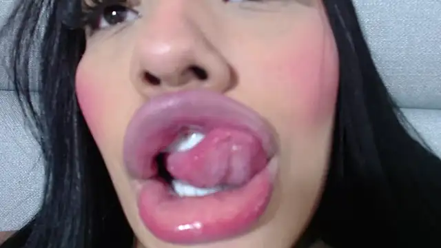 Snapshot of emily_brontee_ chatting on December 2, 2024, 2:52 pm emily brontee online show from December 2, 2024, 2:52 pm