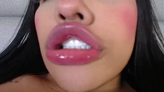 Snapshot of emily_brontee_ chatting on December 7, 2024, 6:04 pm emily brontee online show from December 7, 2024, 6:04 pm