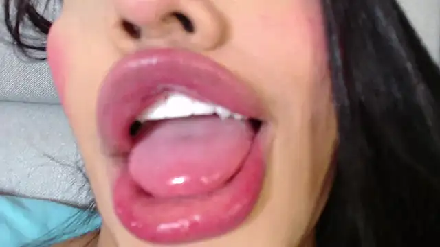 Snapshot of emily_brontee_ chatting on December 10, 2024, 3:01 pm emily brontee online show from December 10, 2024, 3:01 pm