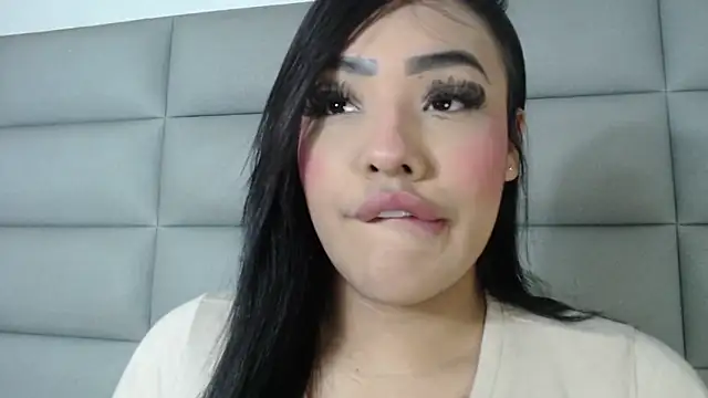 Snapshot of emily_brontee_ chatting on December 19, 2024, 12:01 pm emily brontee online show from December 19, 2024, 12:01 pm