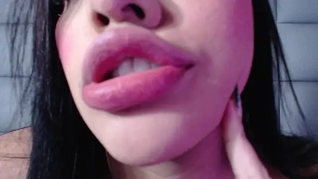 Snapshot of emily_brontee_ chatting on December 20, 2024, 12:38 pm emily brontee online show from December 20, 2024, 12:38 pm