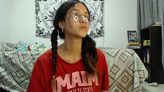 Snapshot of AlinaWoolf_ chatting on February 25, 2025, 5:19 am AlinaWoolf online show from February 25, 2025, 5:19 am