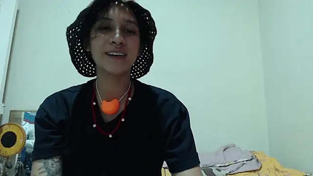 Snapshot of AlinaWoolf_ chatting on June 25, 2026, 3:06 am AlinaWoolf online show from June 25, 2026, 3:06 am
