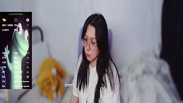 mememe 1006  online show from April 30, 2026, 3:29 pm
