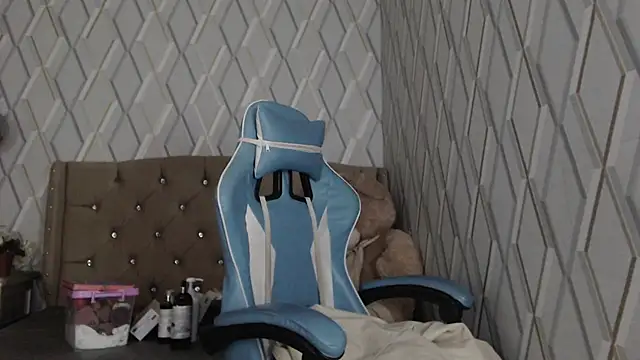 NicolleTaylor online show from March 19, 2025, 4:03 am