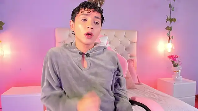 Snapshot of Brann_tadzio chatting on January 7, 2025, 1:03 pm Brann tadzio online show from January 7, 2025, 1:03 pm