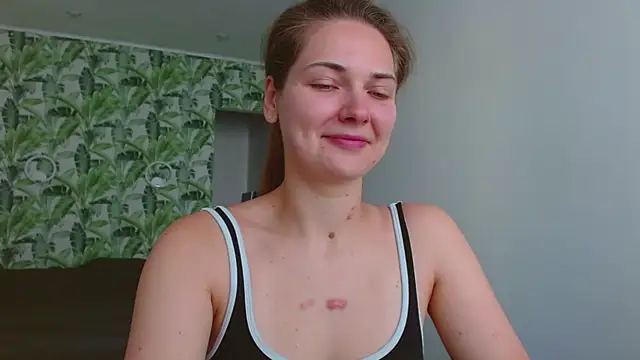Snapshot of Olivia_shine chatting on August 3, 2026, 4:22 am Olivia shine online show from August 3, 2026, 4:22 am