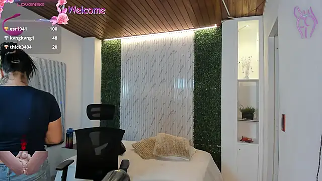 Snapshot of victoria_mooree chatting on June 11, 2026, 12:32 am victoria mooree online show from June 11, 2026, 12:32 am