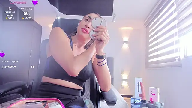 Snapshot of AnaRuiz chatting on February 7, 2025, 6:24 pm AnaRuiz online show from February 7, 2025, 6:24 pm