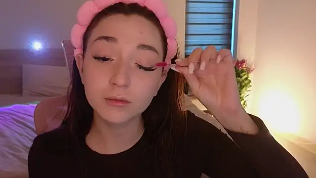YasmineWest online show from May 17, 2026, 7:06 am