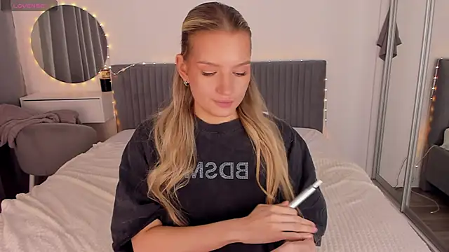 CassieRayss online show from May 7, 2026, 11:48 am