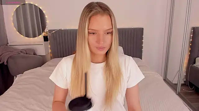 CassieRayss online show from May 8, 2026, 1:27 pm