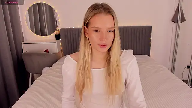 CassieRayss online show from May 18, 2026, 12:11 pm