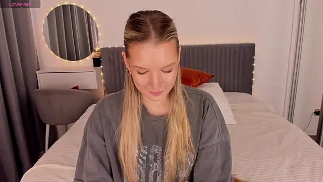 CassieRayss online show from May 19, 2026, 12:00 pm