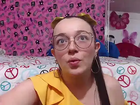 Snapshot of Angela_18honey chatting on June 6, 2026, 1:32 am Angela 18honey online show from June 6, 2026, 1:32 am