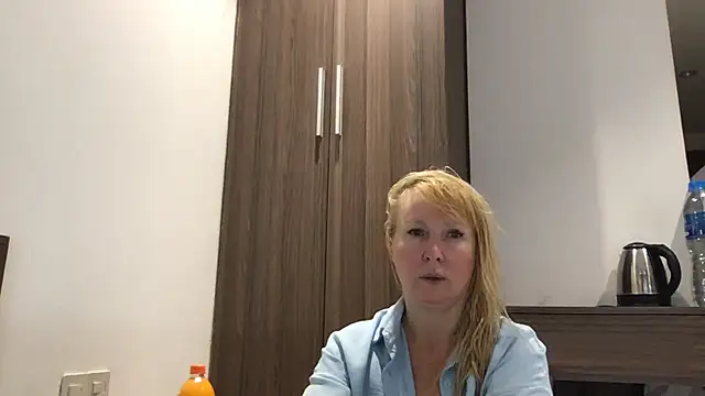 Snapshot of EmmaInLove23 chatting on February 16, 2025, 4:42 am EmmaInLove23 online show from February 16, 2025, 4:42 am