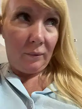 Snapshot of EmmaInLove23 chatting on February 16, 2025, 10:43 am EmmaInLove23 online show from February 16, 2025, 10:43 am