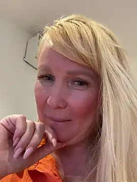 Snapshot of EmmaInLove23 chatting on February 18, 2025, 8:49 am EmmaInLove23 online show from February 18, 2025, 8:49 am