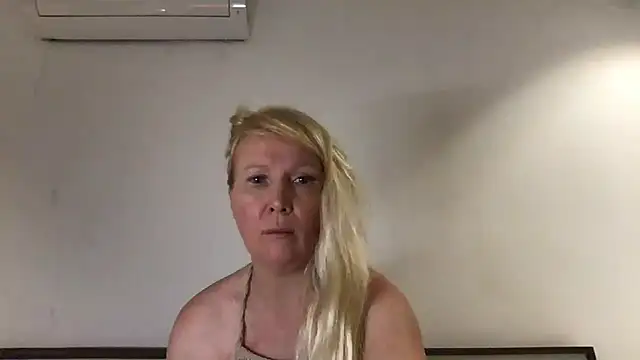 Snapshot of EmmaInLove23 chatting on February 22, 2025, 2:28 am EmmaInLove23 online show from February 22, 2025, 2:28 am