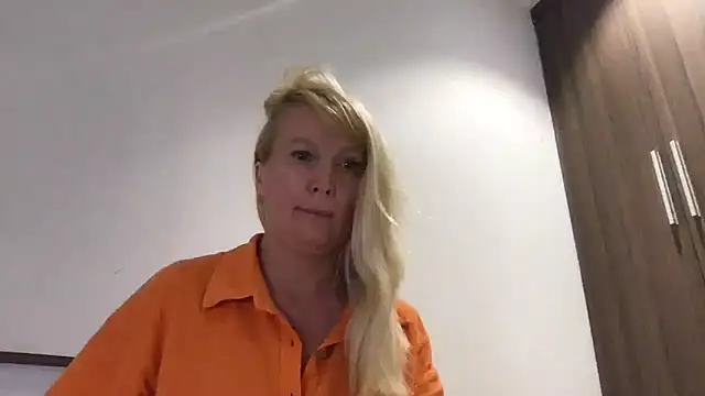 Snapshot of EmmaInLove23 chatting on February 22, 2025, 10:07 am EmmaInLove23 online show from February 22, 2025, 10:07 am