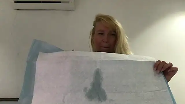 Snapshot of EmmaInLove23 chatting on March 4, 2025, 5:11 am EmmaInLove23 online show from March 4, 2025, 5:11 am