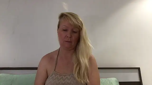 Snapshot of EmmaInLove23 chatting on March 11, 2025, 3:26 am EmmaInLove23 online show from March 11, 2025, 3:26 am