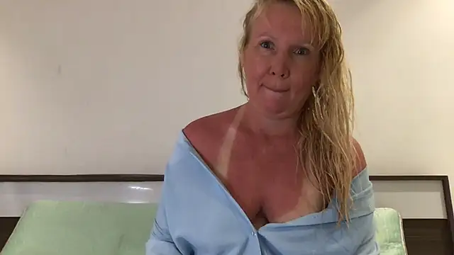 Snapshot of EmmaInLove23 chatting on March 15, 2025, 8:37 am EmmaInLove23 online show from March 15, 2025, 8:37 am