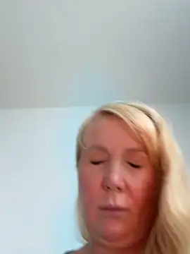 Snapshot of EmmaInLove23 chatting on October 4, 2025, 8:01 am EmmaInLove23 online show from October 4, 2025, 8:01 am