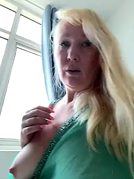 Snapshot of EmmaInLove23 chatting on October 19, 2025, 4:57 am EmmaInLove23 online show from October 19, 2025, 4:57 am