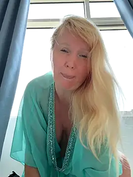 Snapshot of EmmaInLove23 chatting on October 21, 2025, 2:01 am EmmaInLove23 online show from October 21, 2025, 2:01 am