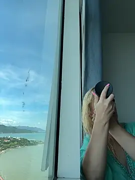 Snapshot of EmmaInLove23 chatting on October 23, 2025, 2:11 am EmmaInLove23 online show from October 23, 2025, 2:11 am