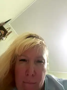 Snapshot of EmmaInLove23 chatting on November 9, 2025, 2:15 pm EmmaInLove23 online show from November 9, 2025, 2:15 pm