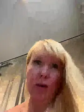 Snapshot of EmmaInLove23 chatting on November 18, 2025, 8:08 am EmmaInLove23 online show from November 18, 2025, 8:08 am