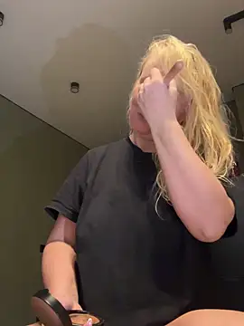 Snapshot of EmmaInLove23 chatting on November 22, 2025, 2:21 am EmmaInLove23 online show from November 22, 2025, 2:21 am