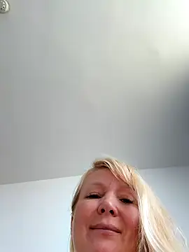 Snapshot of EmmaInLove23 chatting on December 2, 2025, 2:06 am EmmaInLove23 online show from December 2, 2025, 2:06 am