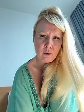 Snapshot of EmmaInLove23 chatting on February 10, 2026, 2:26 am EmmaInLove23 online show from February 10, 2026, 2:26 am