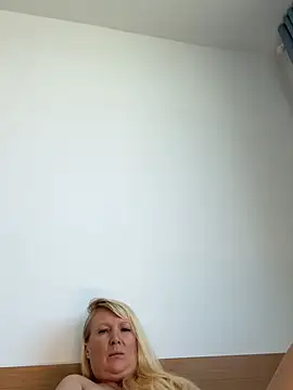 Snapshot of EmmaInLove23 chatting on February 21, 2026, 5:30 am EmmaInLove23 online show from February 21, 2026, 5:30 am