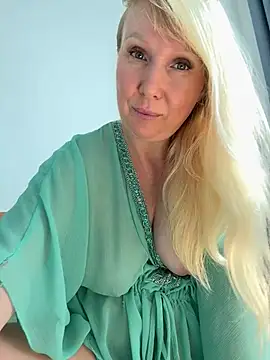 Snapshot of EmmaInLove23 chatting on February 27, 2026, 2:33 am EmmaInLove23 online show from February 27, 2026, 2:33 am