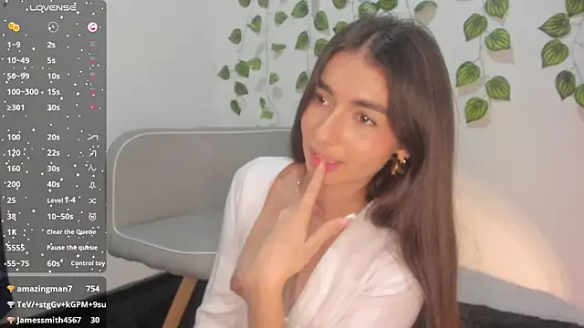 Coralinee 01 online show from December 7, 2024, 3:14 am