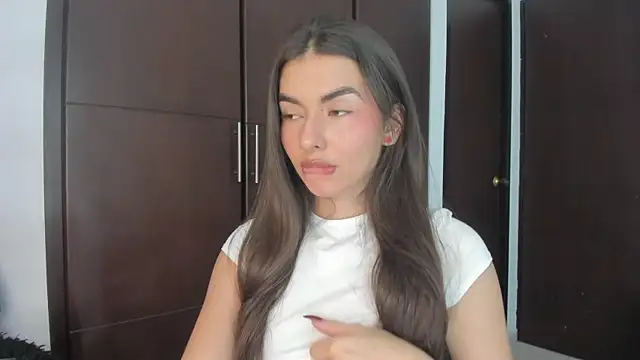 Coralinee 01 online show from January 31, 2025, 11:56 pm