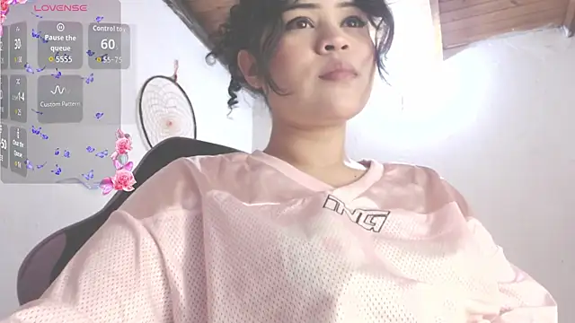 Snapshot of Amara18_ chatting on November 10, 2025, 4:28 pm Amara18 online show from November 10, 2025, 4:28 pm