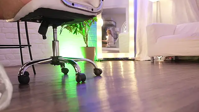 Snapshot of NovaMaria chatting on February 28, 2025, 9:25 am NovaMaria online show from February 28, 2025, 9:25 am