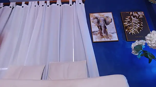 AleezaFrench online show from December 20, 2024, 1:43 pm