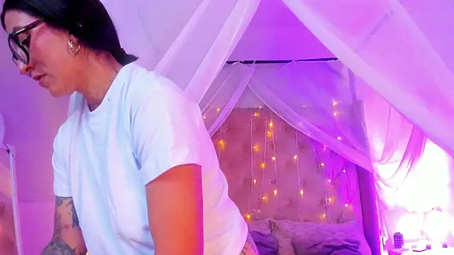 Snapshot of kira_moon__ chatting on February 24, 2025, 8:25 pm kira moon online show from February 24, 2025, 8:25 pm