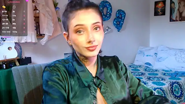 Snapshot of LiliJones_ chatting on May 6, 2026, 10:26 pm LiliJones online show from May 6, 2026, 10:26 pm